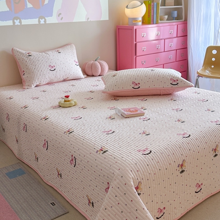 91家纺网 家纺一手货源 找家纺 琳可家居 2025新款13070印花款双面全棉全棉床盖 小木马