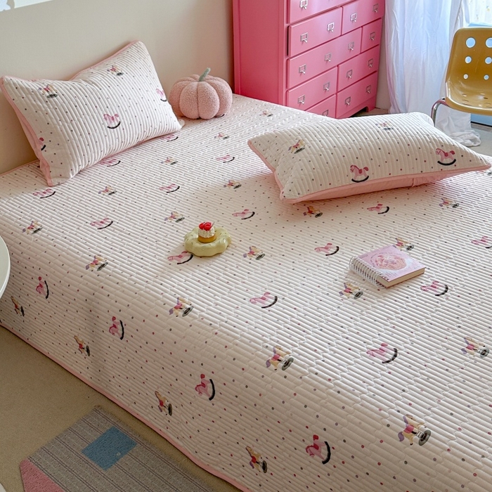 91家纺网 家纺一手货源 找家纺 琳可家居 2025新款13070印花款双面全棉全棉床盖 小木马