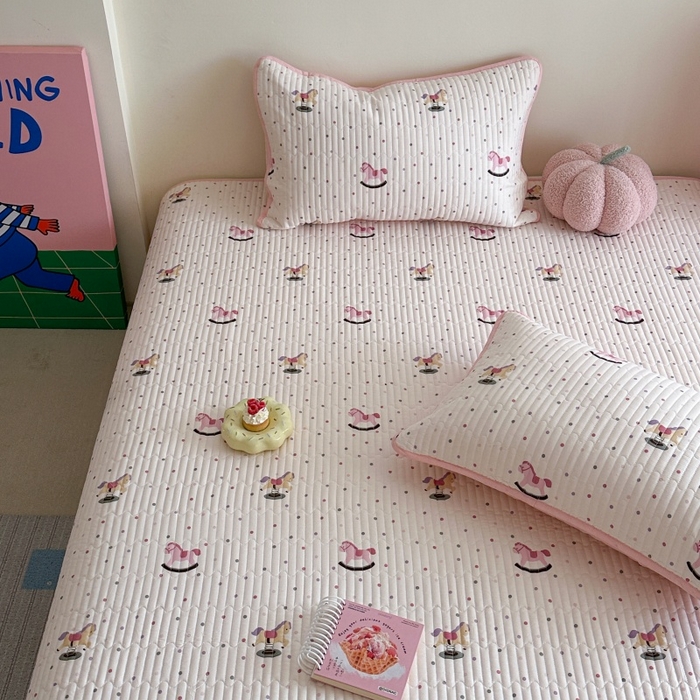 91家纺网 家纺一手货源 找家纺 琳可家居 2025新款13070印花款双面全棉全棉床盖 小木马