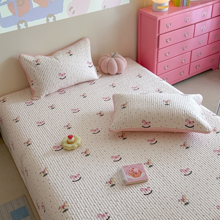 91家纺网 家纺一手货源 找家纺 琳可家居 2025新款13070印花款双面全棉全棉床盖 小木马