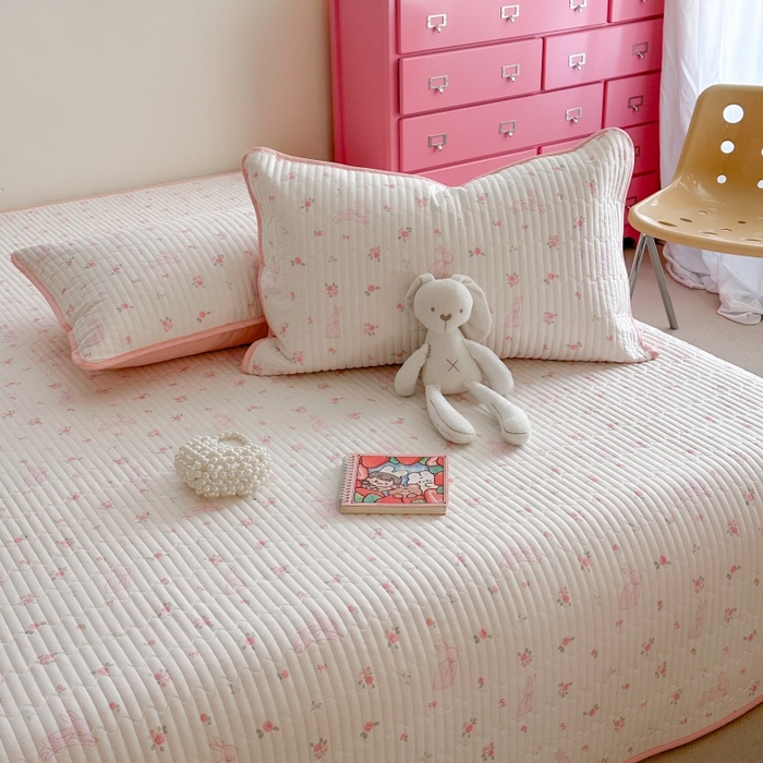 91家纺网 家纺一手货源 找家纺 琳可家居 2025新款13070印花款双面全棉全棉床盖 粉兔花语