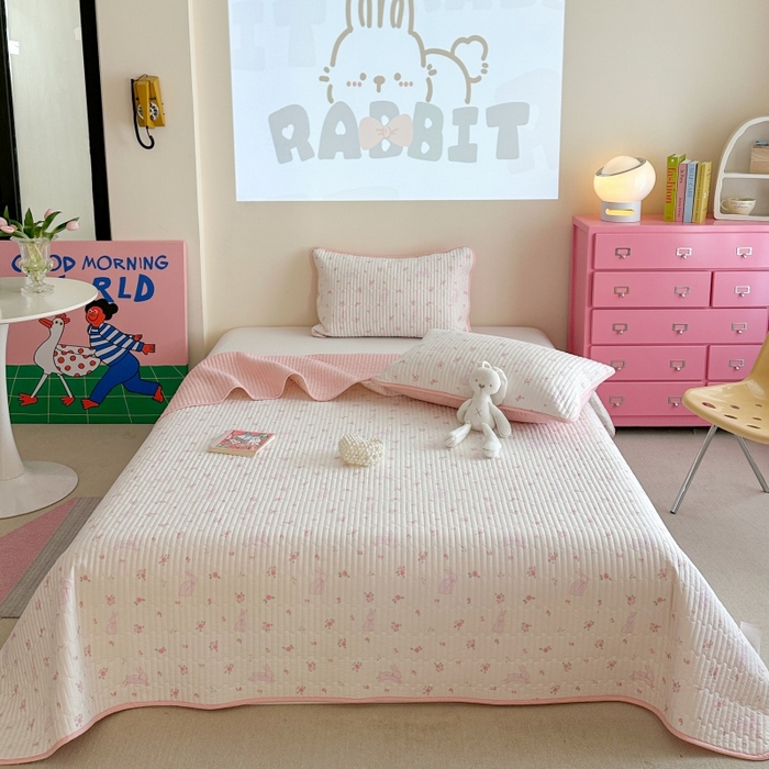 91家纺网 家纺一手货源 找家纺 琳可家居 2025新款13070印花款双面全棉全棉床盖 粉兔花语