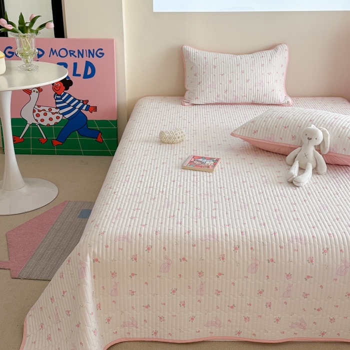 91家纺网 家纺一手货源 找家纺 琳可家居 2025新款13070印花款双面全棉全棉床盖 粉兔花语