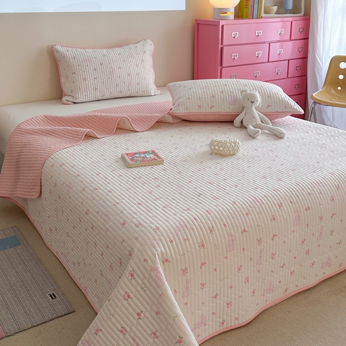 91家纺网 家纺一手货源 找家纺 琳可家居 2025新款13070印花款双面全棉全棉床盖 粉兔花语