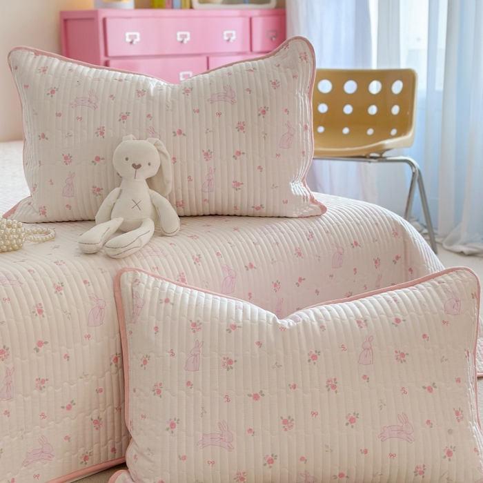 91家纺网 家纺一手货源 找家纺 琳可家居 2025新款13070印花款双面全棉全棉床盖 粉兔花语