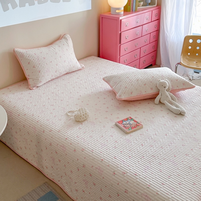 91家纺网 家纺一手货源 找家纺 琳可家居 2025新款13070印花款双面全棉全棉床盖 粉兔花语