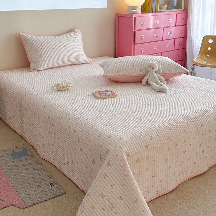 91家纺网 家纺一手货源 找家纺 琳可家居 2025新款13070印花款双面全棉全棉床盖 粉兔花语