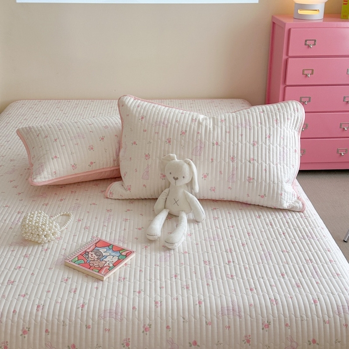 91家纺网 家纺一手货源 找家纺 琳可家居 2025新款13070印花款双面全棉全棉床盖 粉兔花语