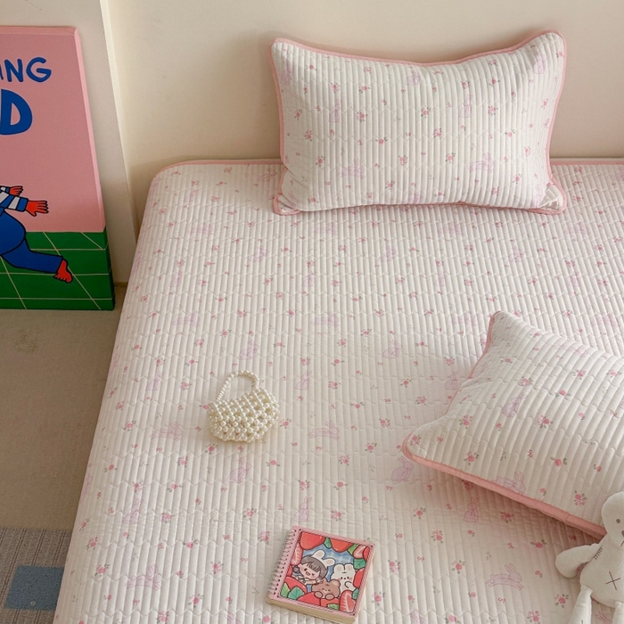 91家纺网 家纺一手货源 找家纺 琳可家居 2025新款13070印花款双面全棉全棉床盖 粉兔花语