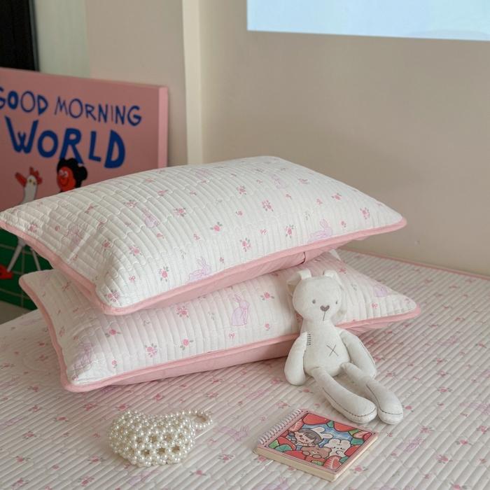 91家纺网 家纺一手货源 找家纺 琳可家居 2025新款13070印花款双面全棉全棉床盖 粉兔花语