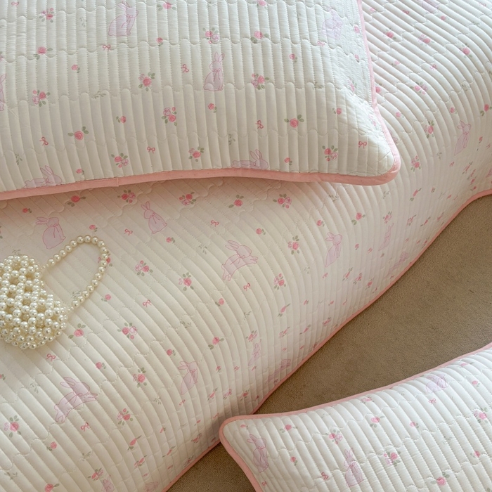 91家纺网 家纺一手货源 找家纺 琳可家居 2025新款13070印花款双面全棉全棉床盖 粉兔花语