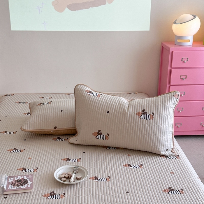 91家纺网 家纺一手货源 找家纺 琳可家居 2025新款13070印花款双面全棉全棉床盖 腊肠狗