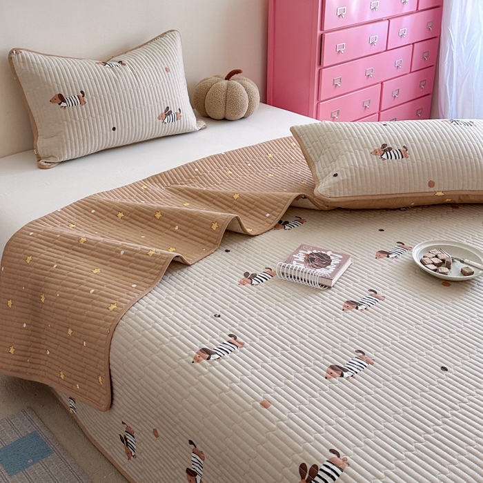 91家纺网 家纺一手货源 找家纺 琳可家居 2025新款13070印花款双面全棉全棉床盖 腊肠狗