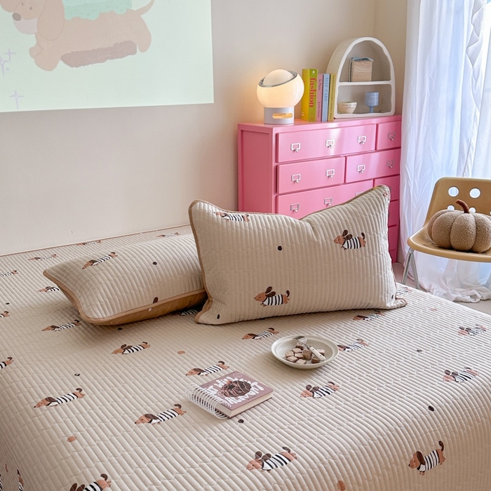 91家纺网 家纺一手货源 找家纺 琳可家居 2025新款13070印花款双面全棉全棉床盖 腊肠狗