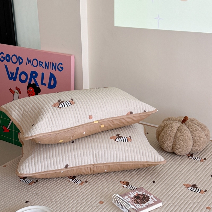 91家纺网 家纺一手货源 找家纺 琳可家居 2025新款13070印花款双面全棉全棉床盖 腊肠狗