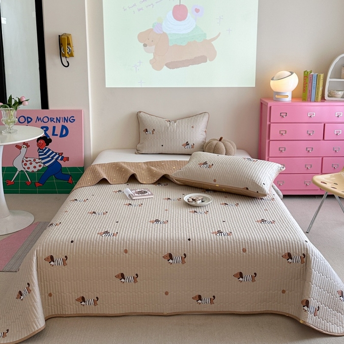 91家纺网 家纺一手货源 找家纺 琳可家居 2025新款13070印花款双面全棉全棉床盖 腊肠狗