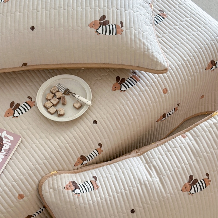 91家纺网 家纺一手货源 找家纺 琳可家居 2025新款13070印花款双面全棉全棉床盖 腊肠狗