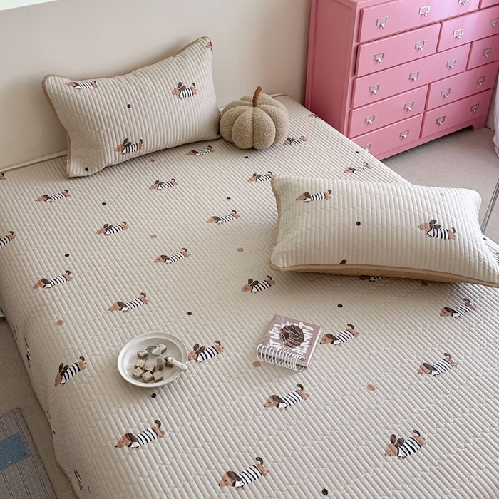 91家纺网 家纺一手货源 找家纺 琳可家居 2025新款13070印花款双面全棉全棉床盖 腊肠狗