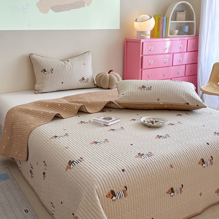 91家纺网 家纺一手货源 找家纺 琳可家居 2025新款13070印花款双面全棉全棉床盖 腊肠狗