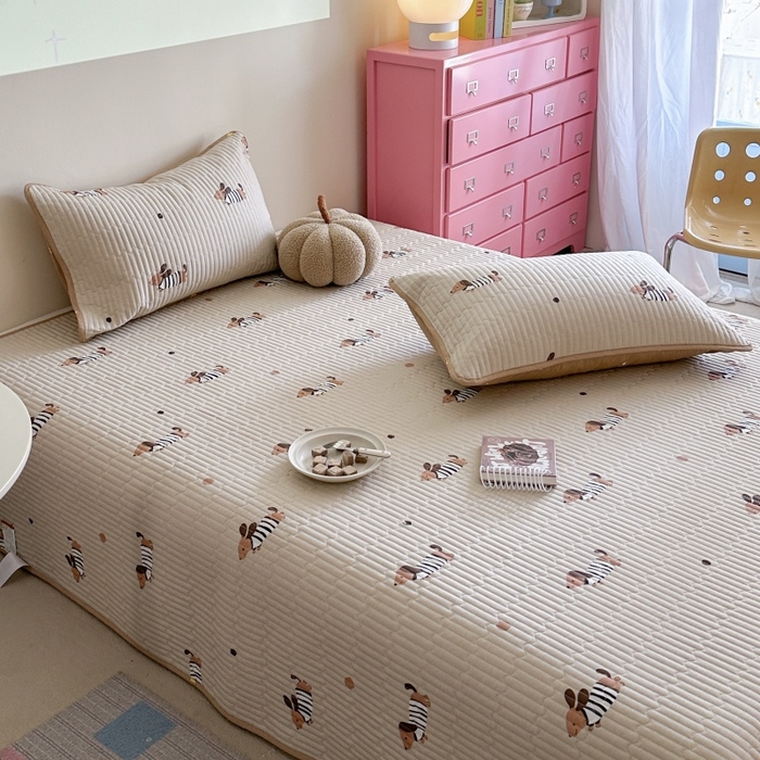 91家纺网 家纺一手货源 找家纺 琳可家居 2025新款13070印花款双面全棉全棉床盖 腊肠狗