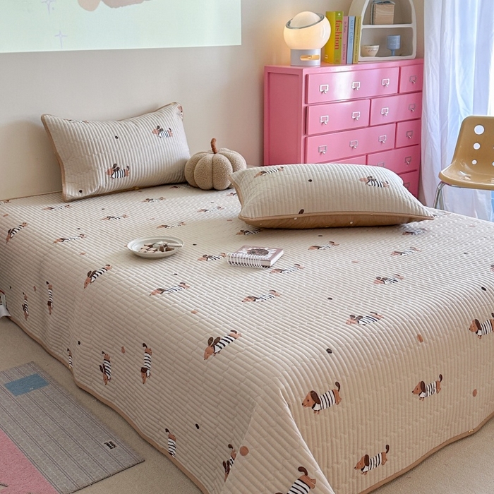 91家纺网 家纺一手货源 找家纺 琳可家居 2025新款13070印花款双面全棉全棉床盖 腊肠狗