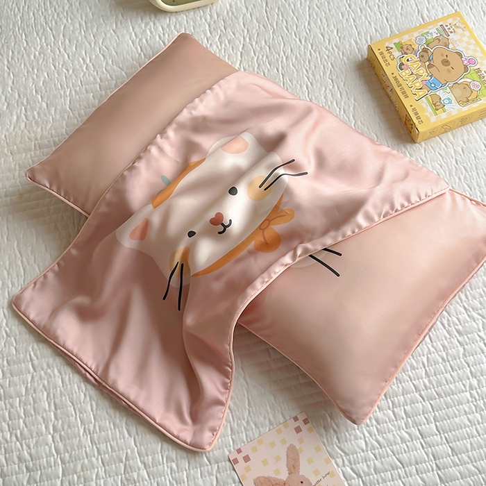 91家纺网 家纺一手货源 找家纺 百寐 2025新款A类母婴级60s天丝大版卡通数码印花儿童枕套 乖乖猫咪