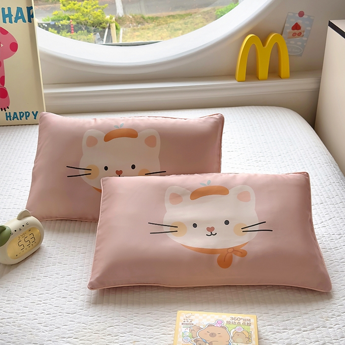 91家纺网 家纺一手货源 找家纺 百寐 2025新款A类母婴级60s天丝大版卡通数码印花儿童枕套 乖乖猫咪