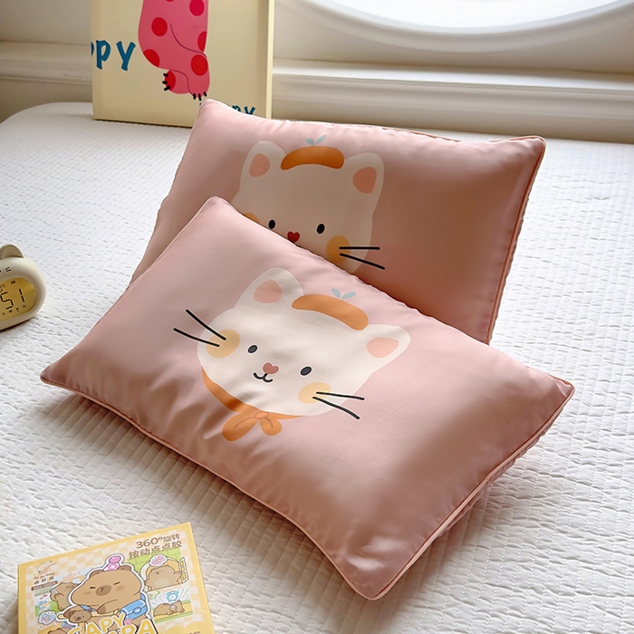 91家纺网 家纺一手货源 找家纺 百寐 2025新款A类母婴级60s天丝大版卡通数码印花儿童枕套 乖乖猫咪