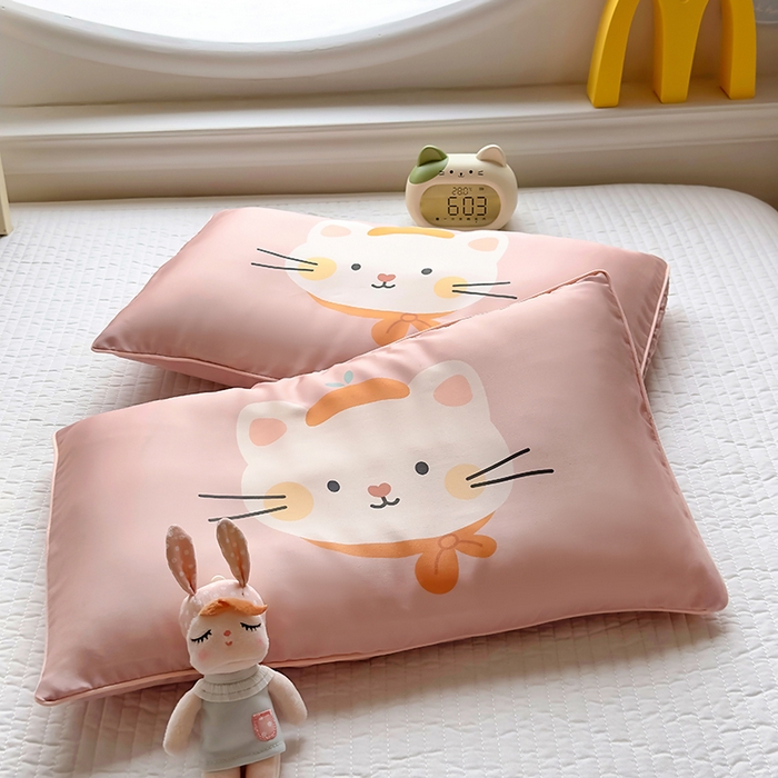 91家纺网 家纺一手货源 找家纺 百寐 2025新款A类母婴级60s天丝大版卡通数码印花儿童枕套 乖乖猫咪