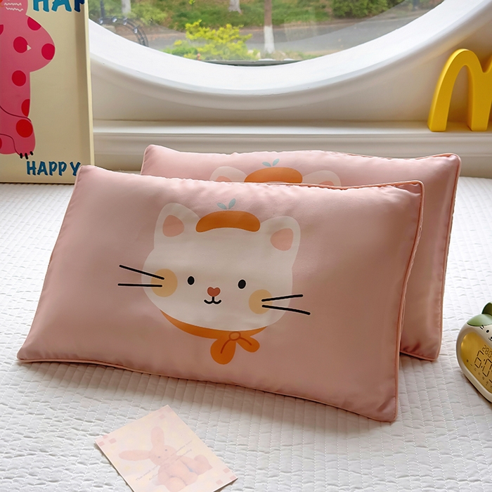 91家纺网 家纺一手货源 找家纺 百寐 2025新款A类母婴级60s天丝大版卡通数码印花儿童枕套 乖乖猫咪