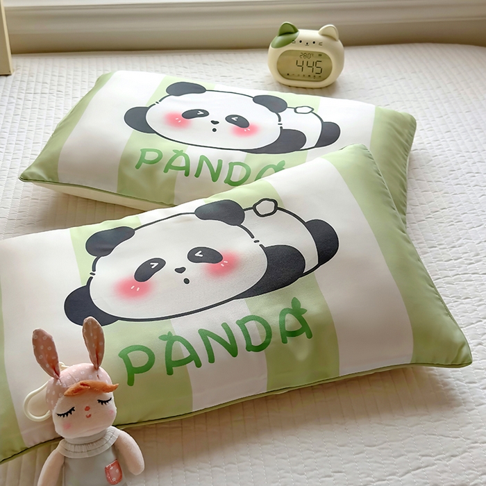 91家纺网 家纺一手货源 找家纺 百寐 2025新款A类母婴级60s天丝大版卡通数码印花儿童枕套 困困熊猫