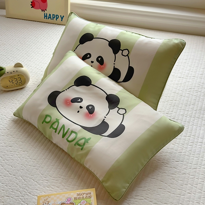 91家纺网 家纺一手货源 找家纺 百寐 2025新款A类母婴级60s天丝大版卡通数码印花儿童枕套 困困熊猫