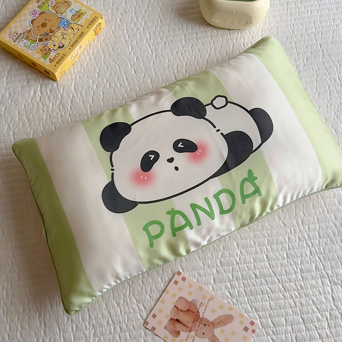 91家纺网 家纺一手货源 找家纺 百寐 2025新款A类母婴级60s天丝大版卡通数码印花儿童枕套 困困熊猫