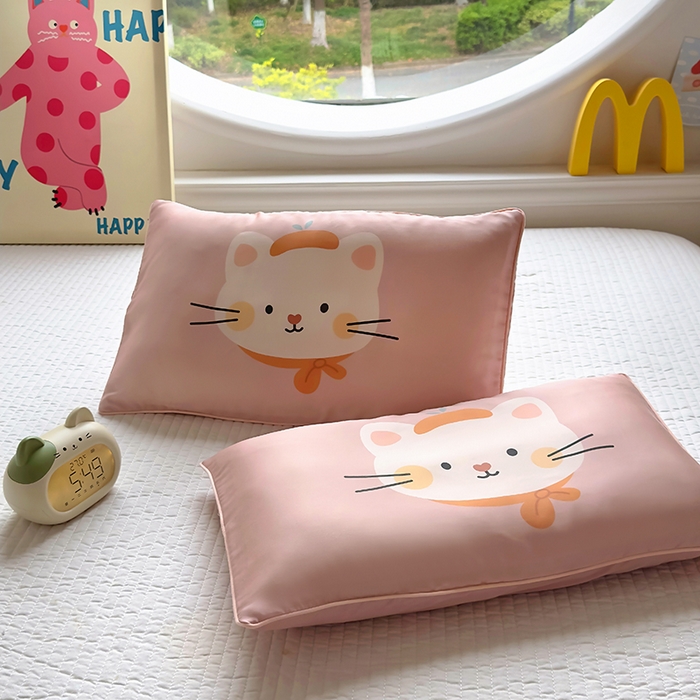 91家纺网 家纺一手货源 找家纺 百寐 2025新款A类母婴级60s天丝大版卡通数码印花儿童枕套 乖乖猫咪