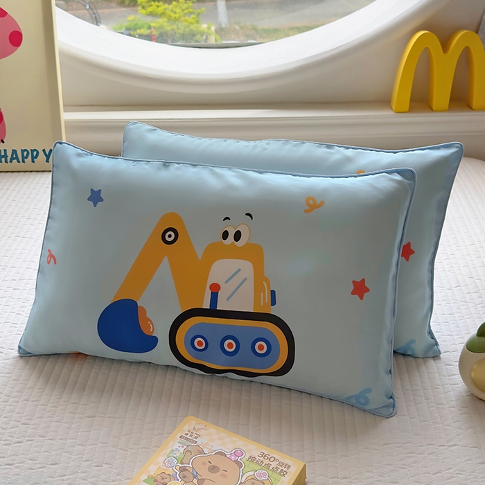 91家纺网 家纺一手货源 找家纺 百寐 2025新款A类母婴级60s天丝大版卡通数码印花儿童枕套 大眼挖机