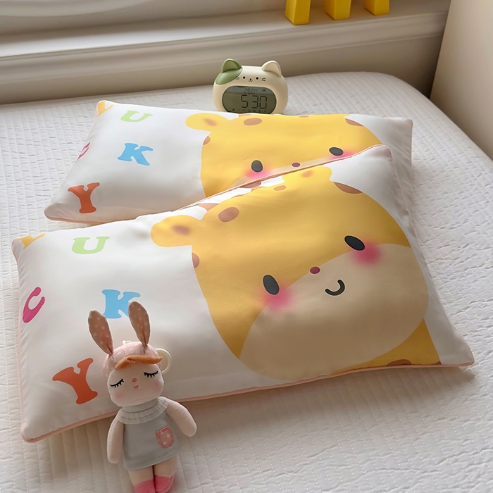 91家纺网 家纺一手货源 找家纺 百寐 2025新款A类母婴级60s天丝大版卡通数码印花儿童枕套 萌长颈鹿