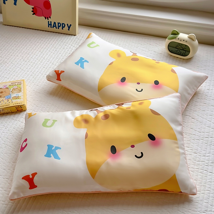 91家纺网 家纺一手货源 找家纺 百寐 2025新款A类母婴级60s天丝大版卡通数码印花儿童枕套 萌长颈鹿