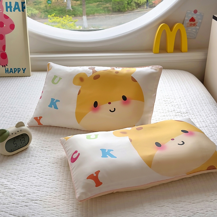 91家纺网 家纺一手货源 找家纺 百寐 2025新款A类母婴级60s天丝大版卡通数码印花儿童枕套 萌长颈鹿