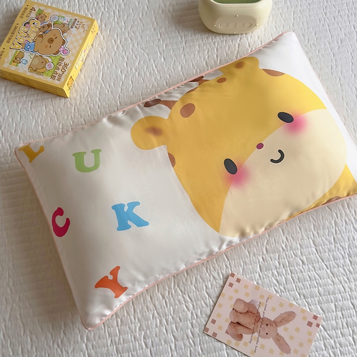 91家纺网 家纺一手货源 找家纺 百寐 2025新款A类母婴级60s天丝大版卡通数码印花儿童枕套 萌长颈鹿