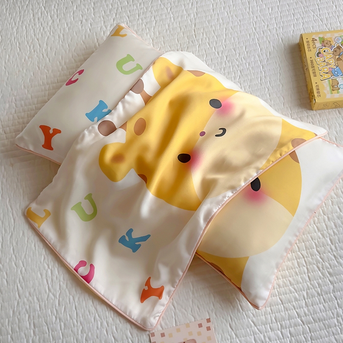 91家纺网 家纺一手货源 找家纺 百寐 2025新款A类母婴级60s天丝大版卡通数码印花儿童枕套 萌长颈鹿
