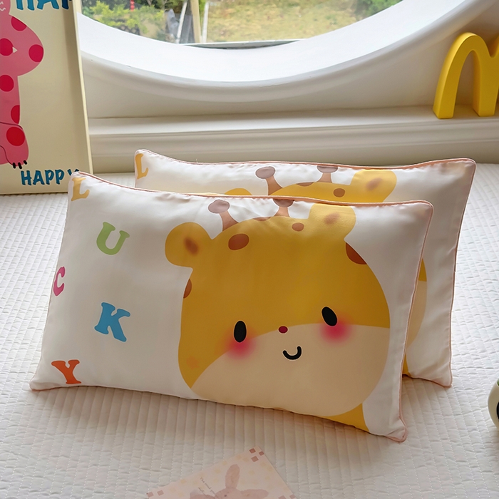 91家纺网 家纺一手货源 找家纺 百寐 2025新款A类母婴级60s天丝大版卡通数码印花儿童枕套 萌长颈鹿