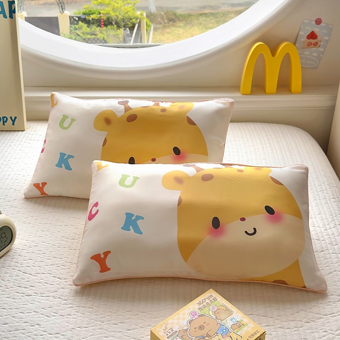 91家纺网 家纺一手货源 找家纺 百寐 2025新款A类母婴级60s天丝大版卡通数码印花儿童枕套 萌长颈鹿