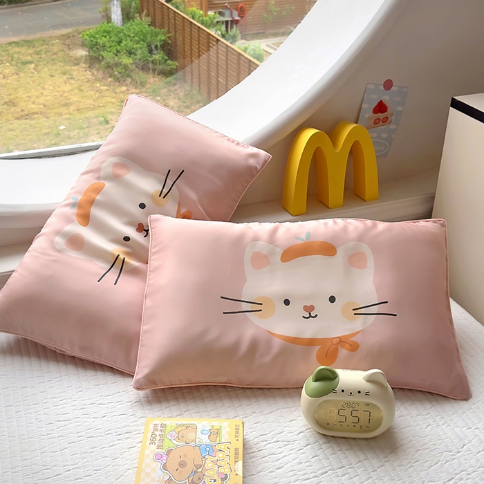 91家纺网 家纺一手货源 找家纺 百寐 2025新款A类母婴级60s天丝大版卡通数码印花儿童枕套 乖乖猫咪