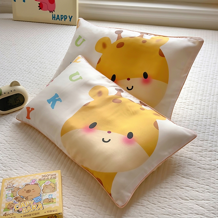 91家纺网 家纺一手货源 找家纺 百寐 2025新款A类母婴级60s天丝大版卡通数码印花儿童枕套 萌长颈鹿