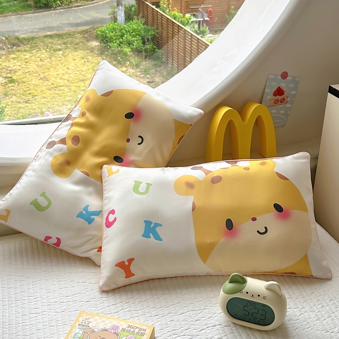 91家纺网 家纺一手货源 找家纺 百寐 2025新款A类母婴级60s天丝大版卡通数码印花儿童枕套 萌长颈鹿