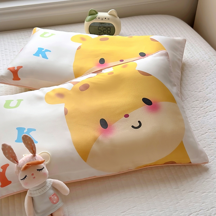 91家纺网 家纺一手货源 找家纺 百寐 2025新款A类母婴级60s天丝大版卡通数码印花儿童枕套 萌长颈鹿