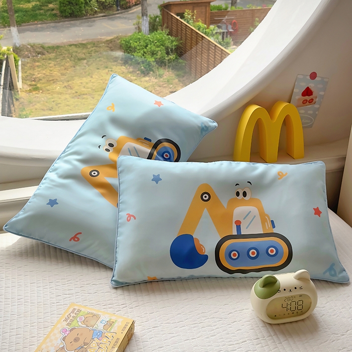 91家纺网 家纺一手货源 找家纺 百寐 2025新款A类母婴级60s天丝大版卡通数码印花儿童枕套 大眼挖机