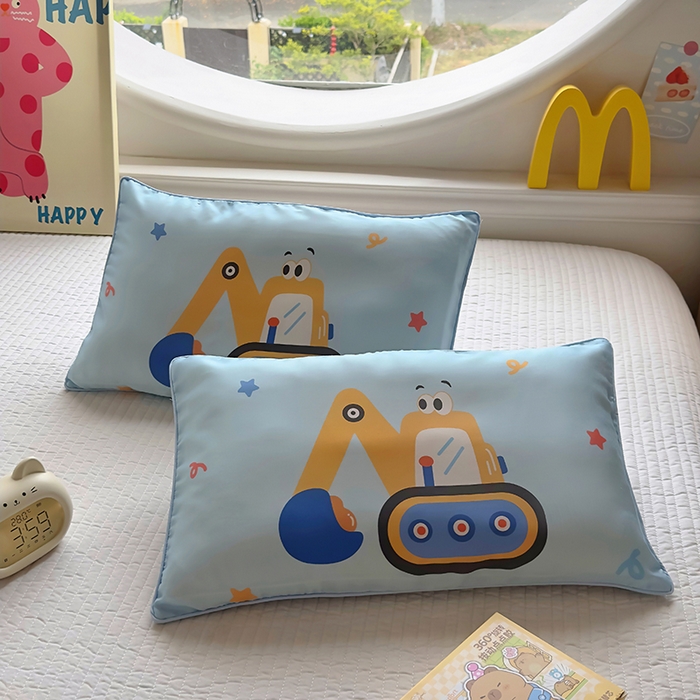 91家纺网 家纺一手货源 找家纺 百寐 2025新款A类母婴级60s天丝大版卡通数码印花儿童枕套 大眼挖机