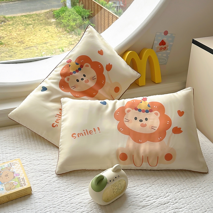 91家纺网 家纺一手货源 找家纺 百寐 2025新款A类母婴级60s天丝大版卡通数码印花儿童枕套 派对狮子