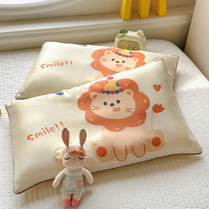 91家纺网 家纺一手货源 找家纺 百寐 2025新款A类母婴级60s天丝大版卡通数码印花儿童枕套 派对狮子